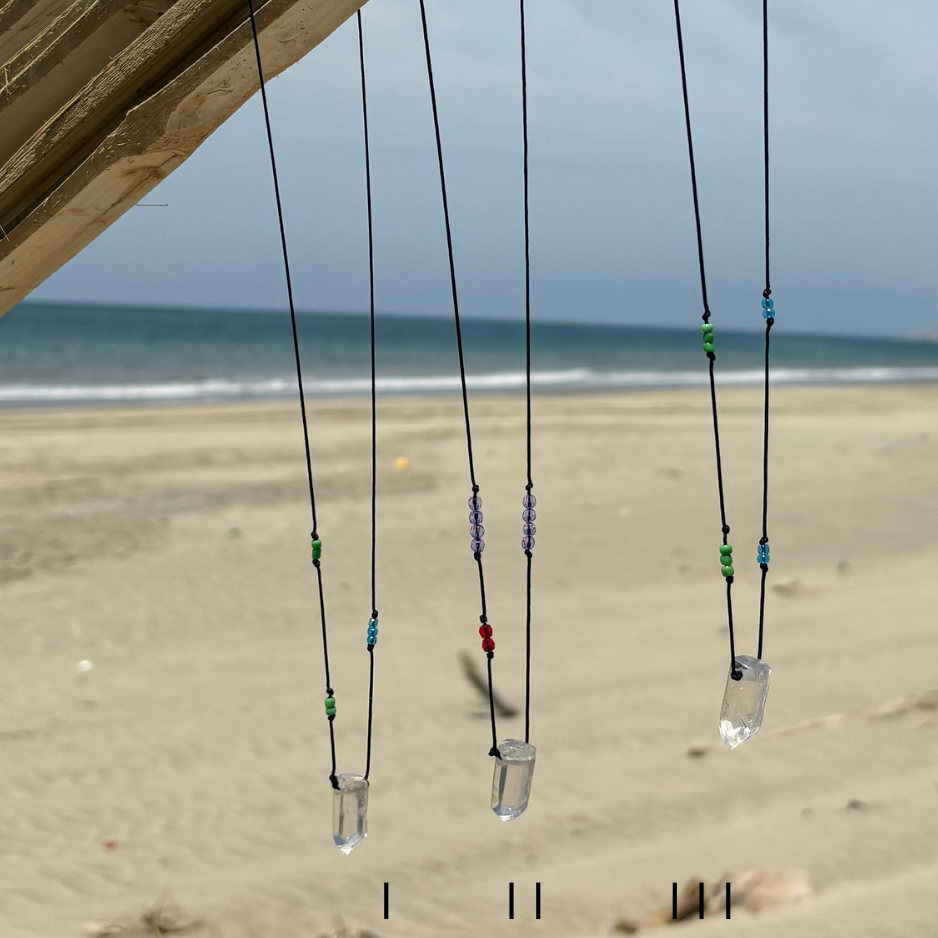 Collarcitos de Cuarzo Blanco  con mostacillas y cristales (pita negra)